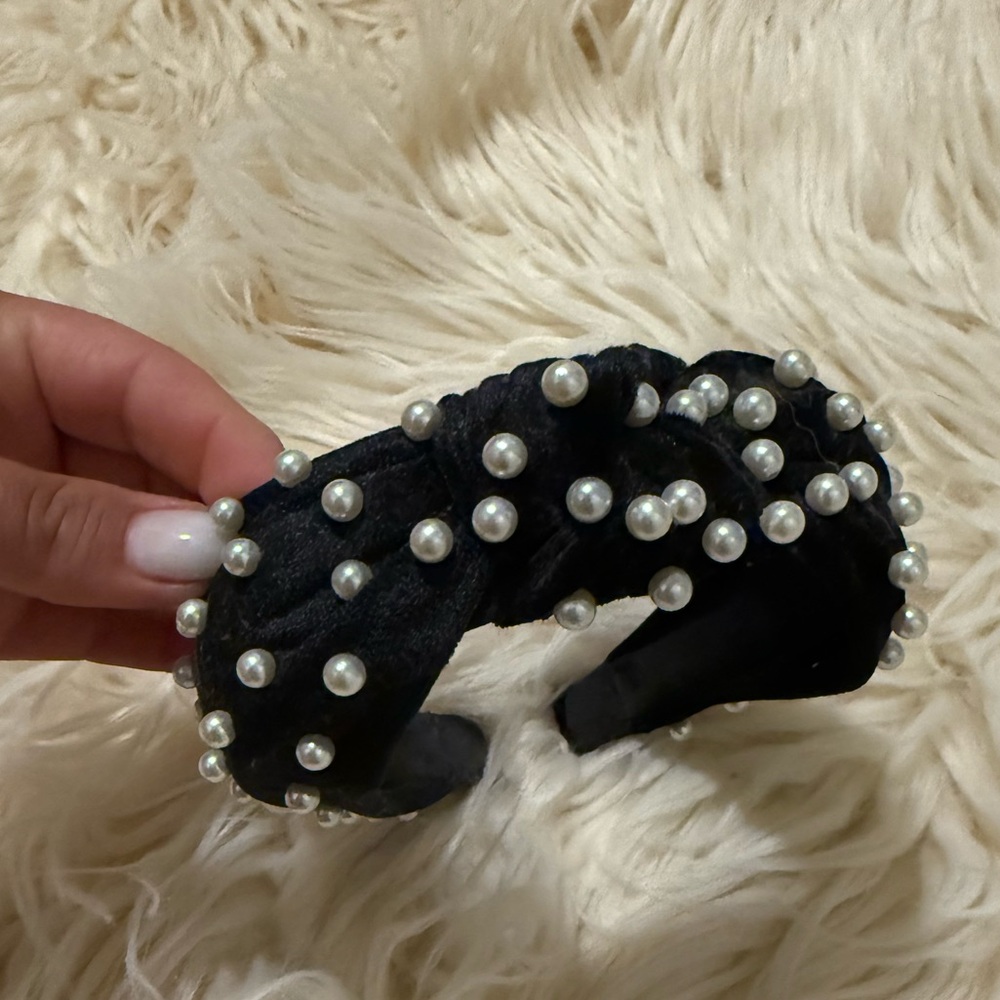 Black velvet and pearl headband